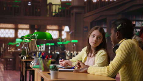 niñas estudiando en una biblioteca
