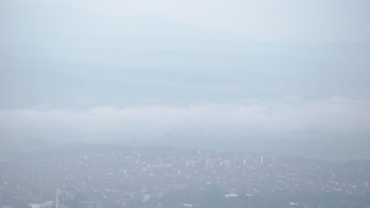 작은 마을의 안개 낀 아침