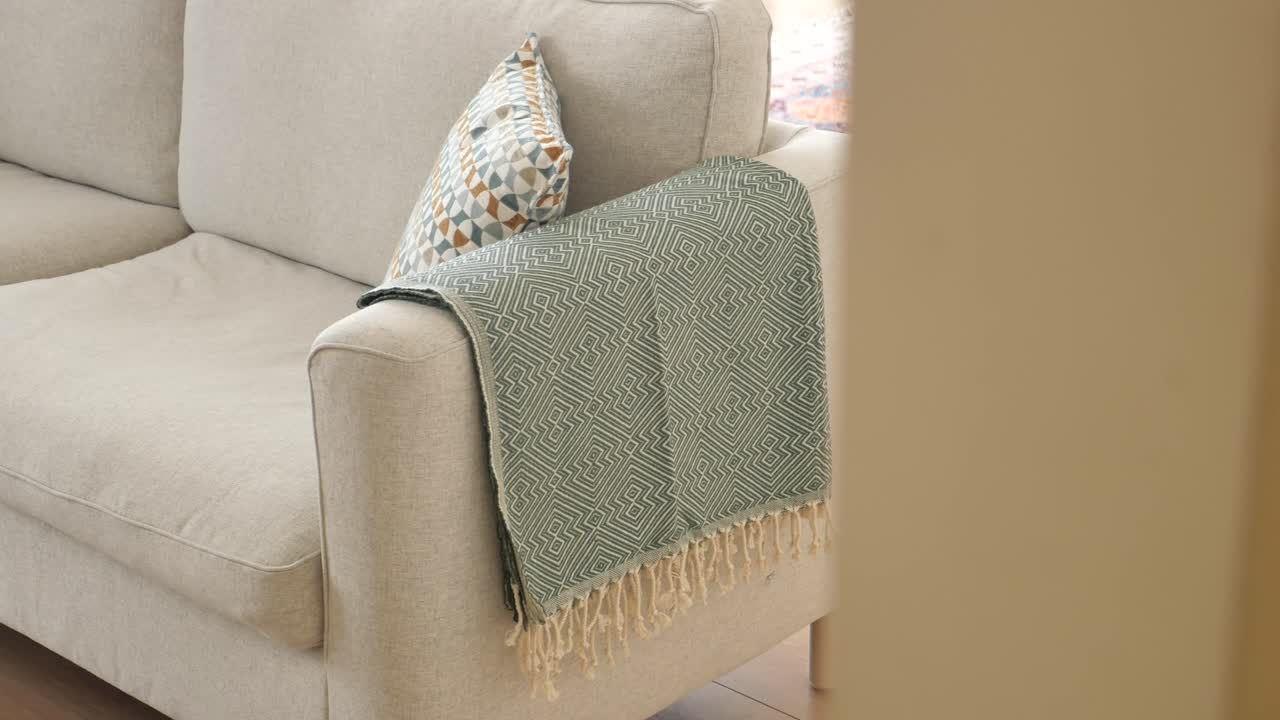 Salotto accogliente con coperta e cuscini