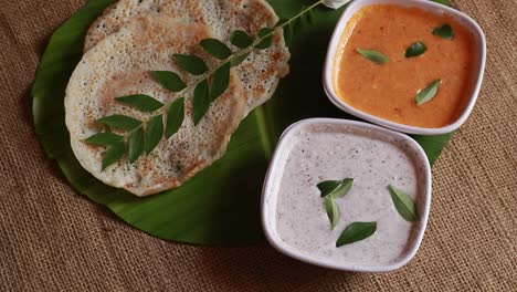 Drehset-Dosa-Ist-Ein-&#39;Set&#39;-Aus-2-Dosas-Mit-Butter-Oder-Ghee-Und-Chutney-Auf-Schönem-Hintergrund