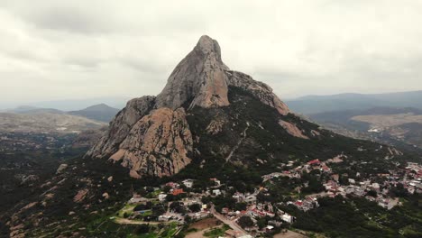 Panorámica-Alrededor-De-Pena-De-Bernal,-Un-Monolito-Que-Se-Eleva-Sobre-El-Municipio-Histórico-De-Bernal