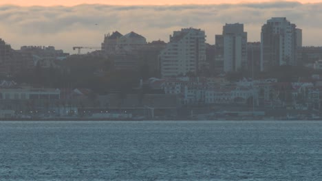 épica-Tormenta-Dramática-Nubes-Tropicales-Puesta-De-Sol-Cielo-Sobre-Cascais