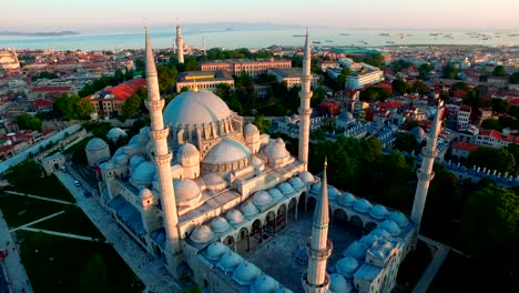 la mística mezquita de suleymaniye desde el cielo, vista aérea de estambul, cuerno de oro, turquía.