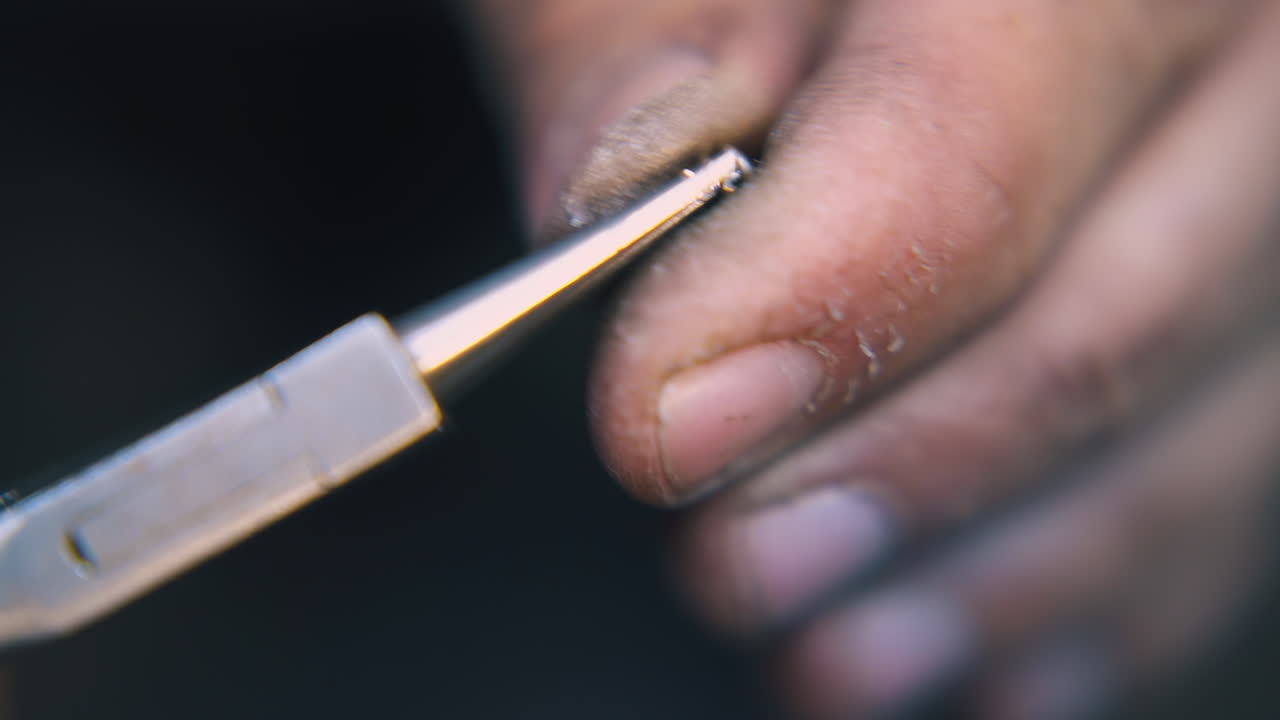 el orfebre conecta pequeños eslabones de la cadena estrecho extremo