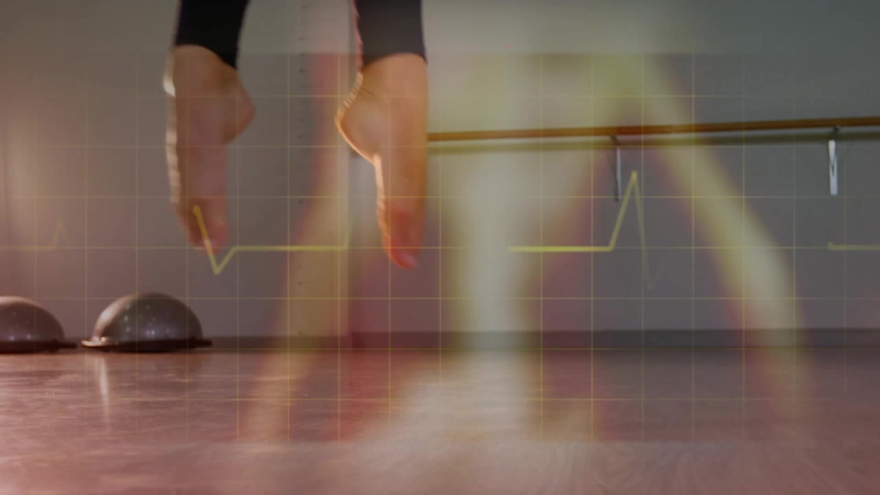Bailarina pasando a relevé en la barra para práctica de baile, con superposición de ECG animándose sobre los pies