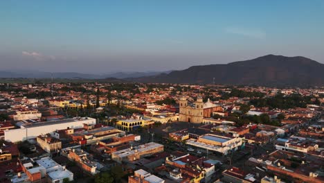 Flying-Towards-The-City-Centre-Square-With-Tuxpan-Church-In-Jalisco,-Mexico