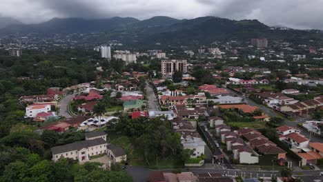 toma aérea sobrevolando la ciudad de san jose y la cordillera de escazu, costa rica