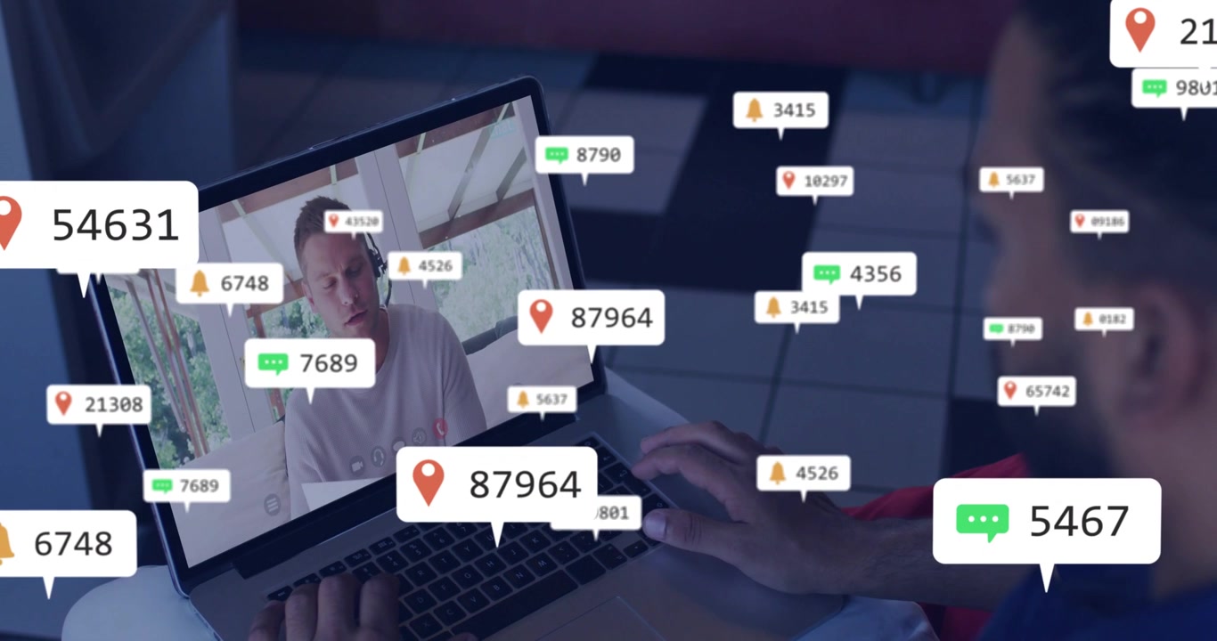 Pria di laptop bergabung dalam panggilan bisnis, lencana notifikasi masuk berlipat ganda dan mengarahkan perhatian.