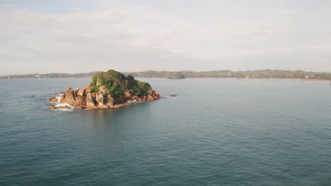 Isla-Taprobane-En-La-Bahía-De-Weligama-Durante-Un-Caluroso-Día-Soleado-En-Sri-Lanka