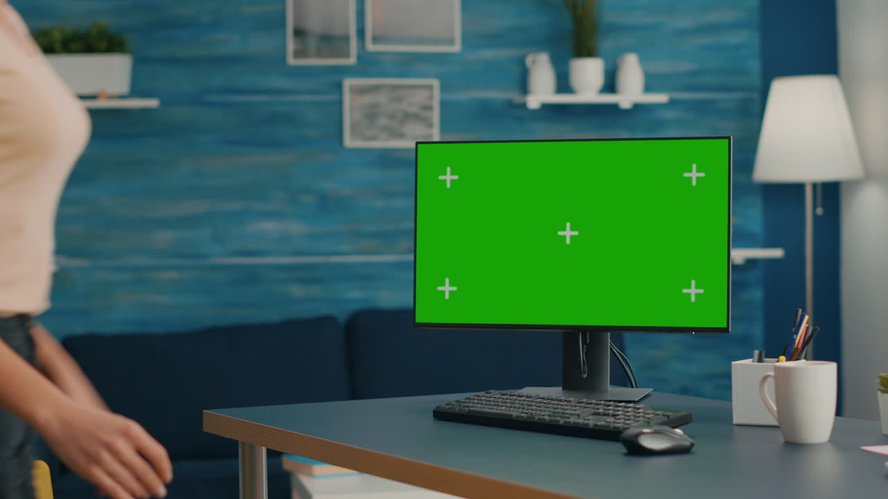 donna sdraiata sul divano che legge un libro in salotto