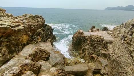 Las-Olas-Del-Mar-Fluyen-Y-Golpean-Las-Emocionantes-Estructuras-Rocosas-De-Cala-Ratjada-En-Mallorca