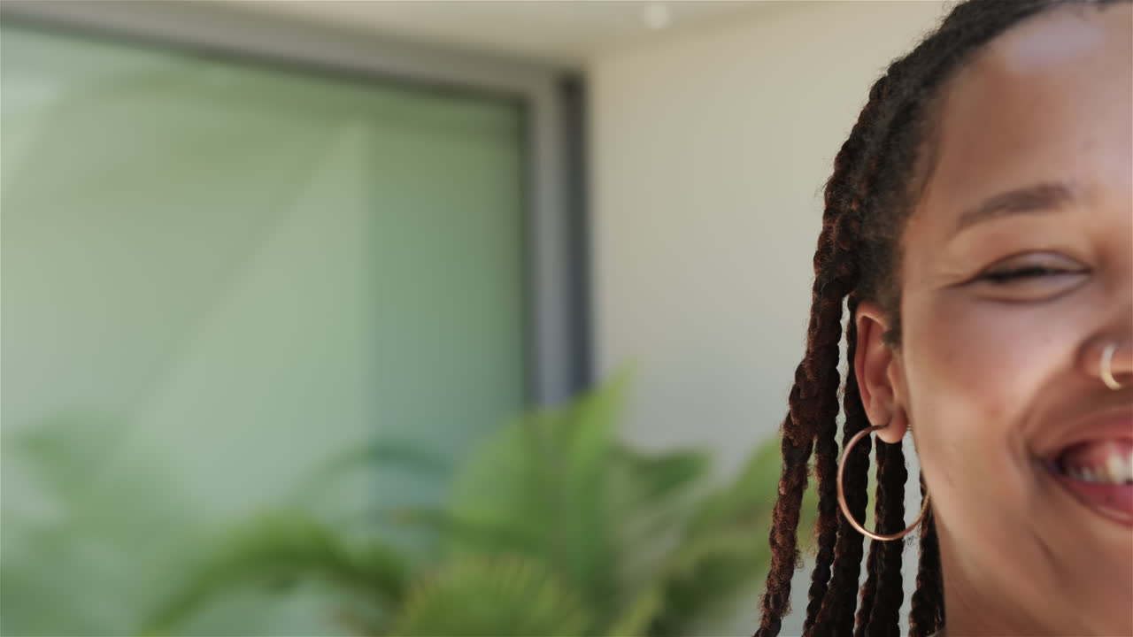 복사 공간과 함께 젊은 두 인종 여성의 반 얼굴 초상화