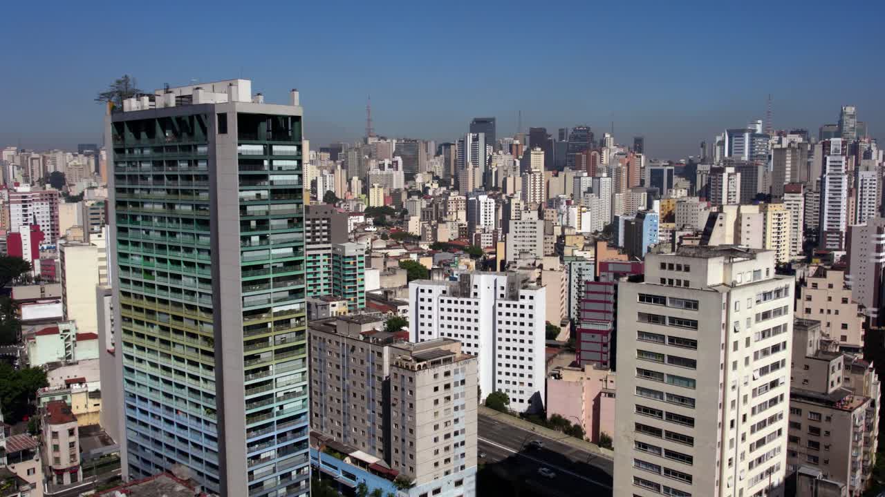 Ripresa drone dell'edificio Edifício Brasil e del traffico sul Viaduto Júlio de Mesquita Filho nella soleggiata San Paolo, Brasile