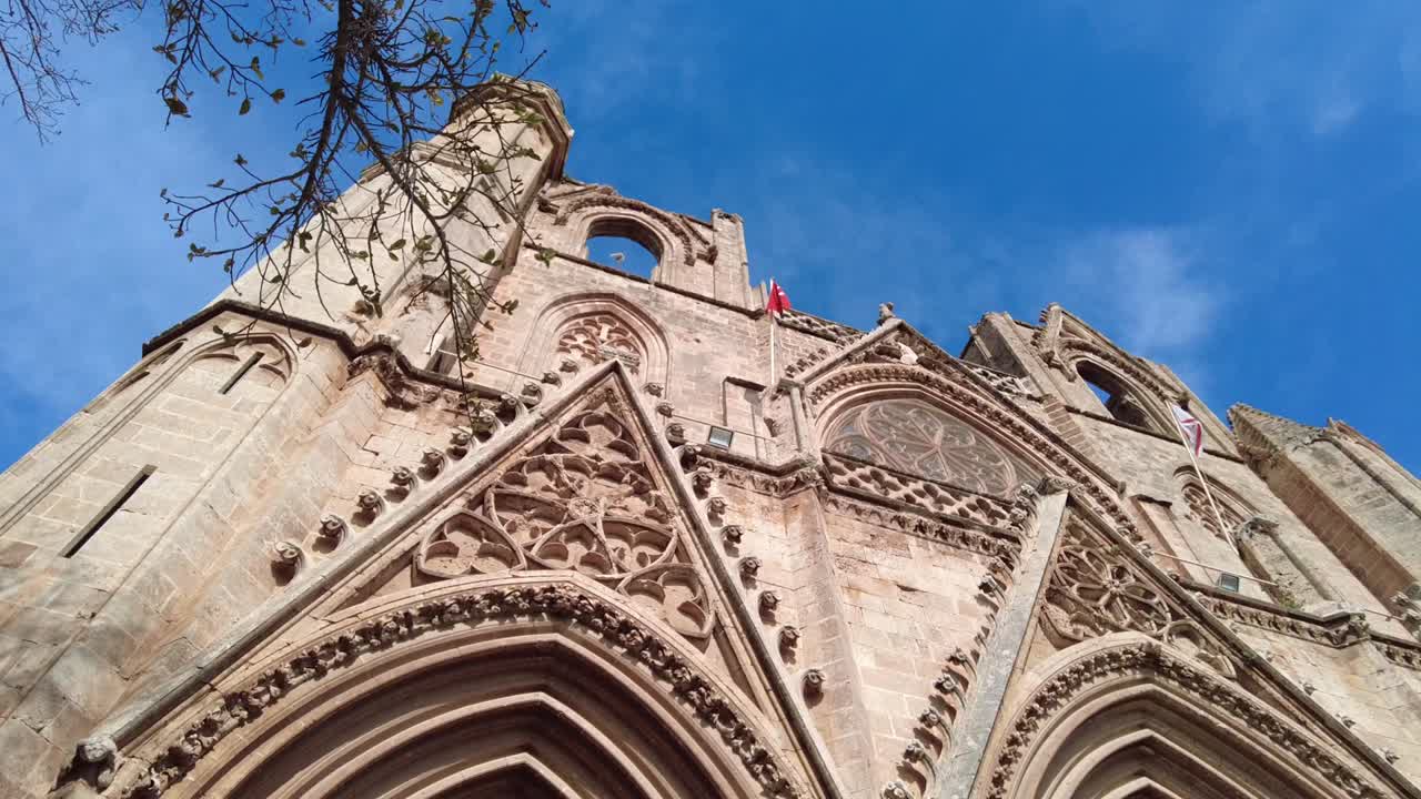 라라 무스타파 파사 카미 (lala mustafa pasha cami) 는 원래 성 니콜라스 대성당 (cathedral of saint nicholas) 으로 알려져 있었고 나중에 파르마구스타의 성 소피아 모스크 (saint sophia mosque of farmagusta) 로 알려졌다.