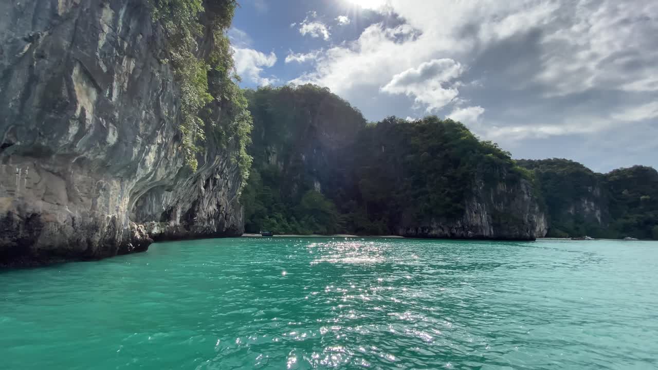 costa de tailandia desde un barco en movimiento, hermosa isla