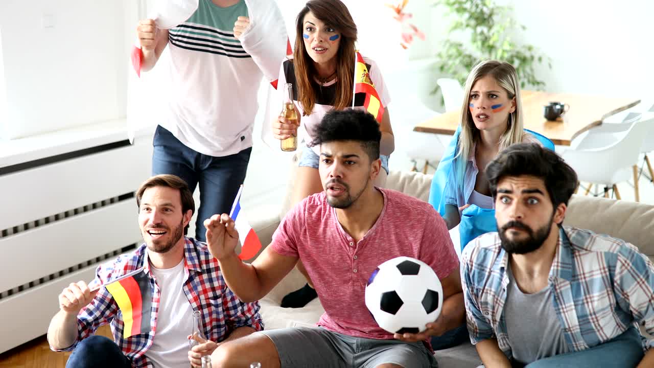 amigos felices o aficionados al fútbol viendo el fútbol en la televisión y celebrando la victoria en casa.