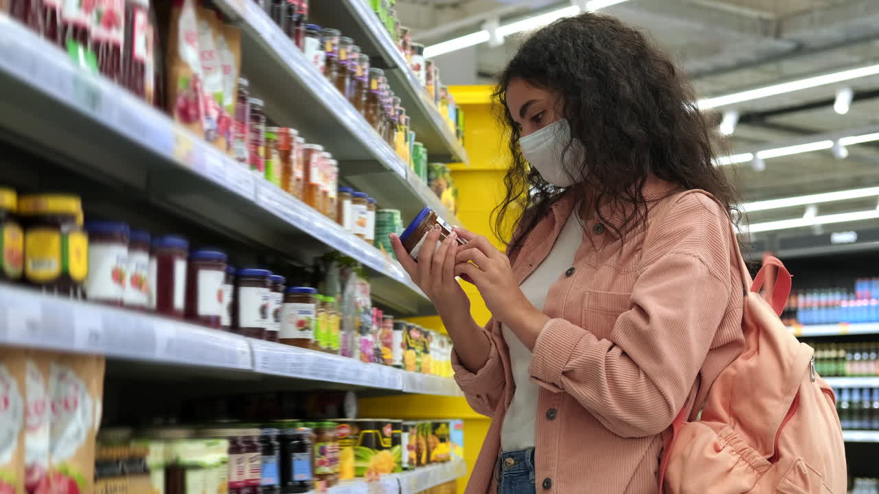 슈퍼마켓 에서 음식 을 구입 하는 여자