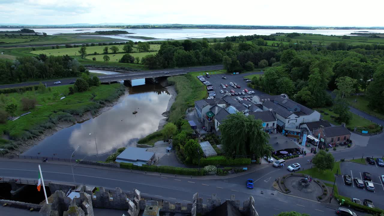 아일랜드의 울창한 bunratty 마을의 이웃과 성 위에 뒤집힌 드론