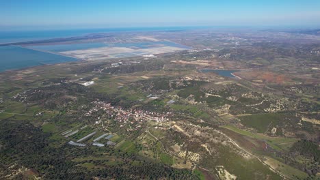 Küste-Der-Adria-Mit-Wunderschönen-Hügeln-Und-Blauen,-Seichten-Gewässern-Der-Lagune-Von-Narta-In-Albanien