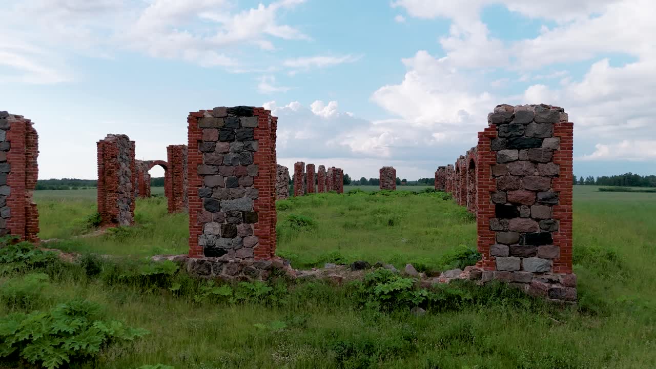 스톤헨지처럼 보이는 고대 건물의 유적, 스밀테네, 라트비아