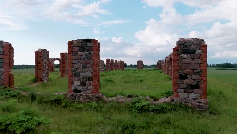 Ruinas-De-Un-Antiguo-Edificio-Que-Parece-Stonehenge,-Smiltene,-Letonia