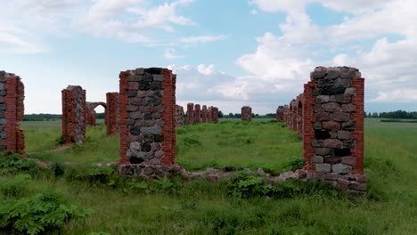 ruinas de un antiguo edificio que se parece a stonehenge, smiltene, letonia