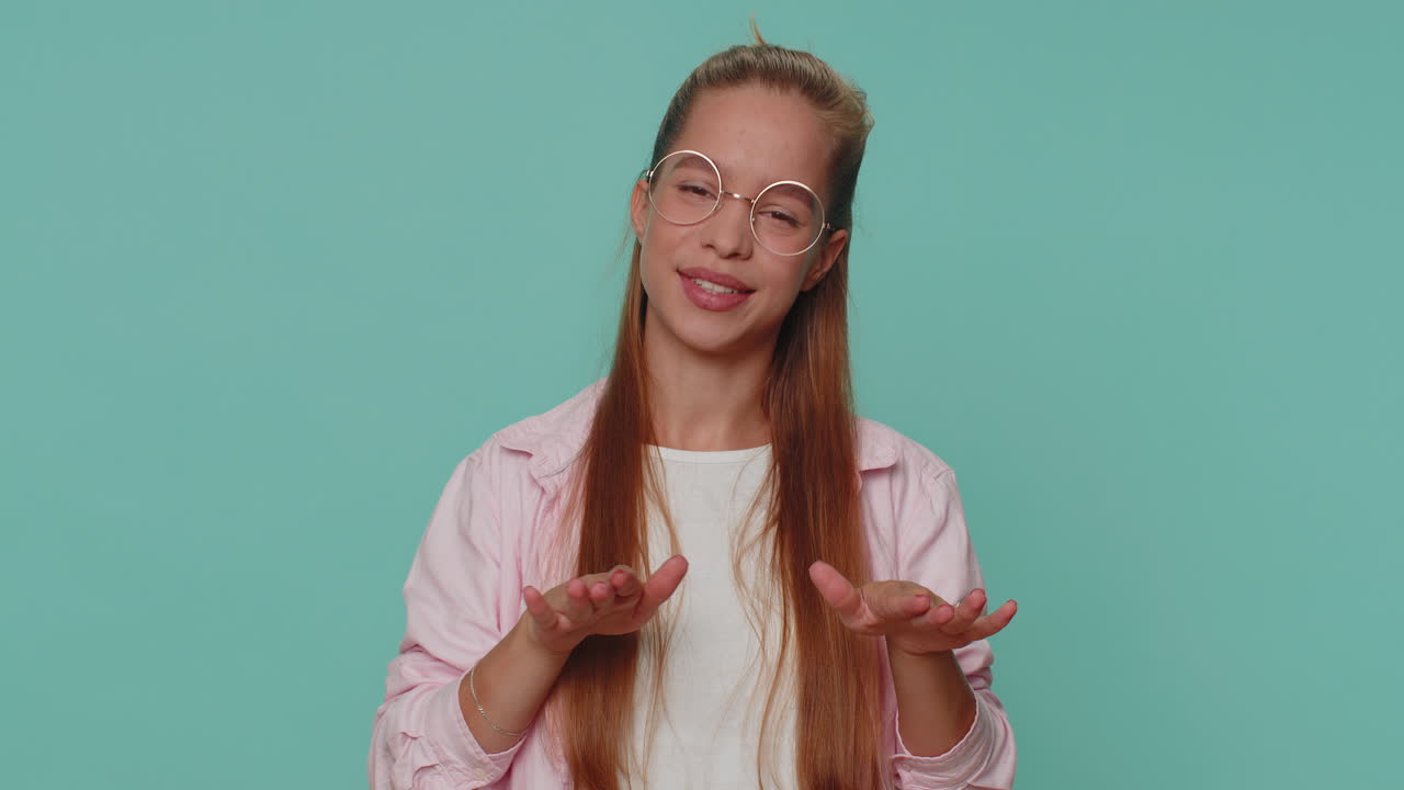 chica advirtiendo con un gesto de dedo amonestador, diciendo no, tenga cuidado evite el peligro, señal de desaprobación