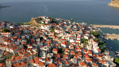 Vista-Aérea-De-La-Famosa-Ciudad-De-Skopelos,-Chora-N-Sporades,-Grecia-Durante-La-Puesta-De-Sol.