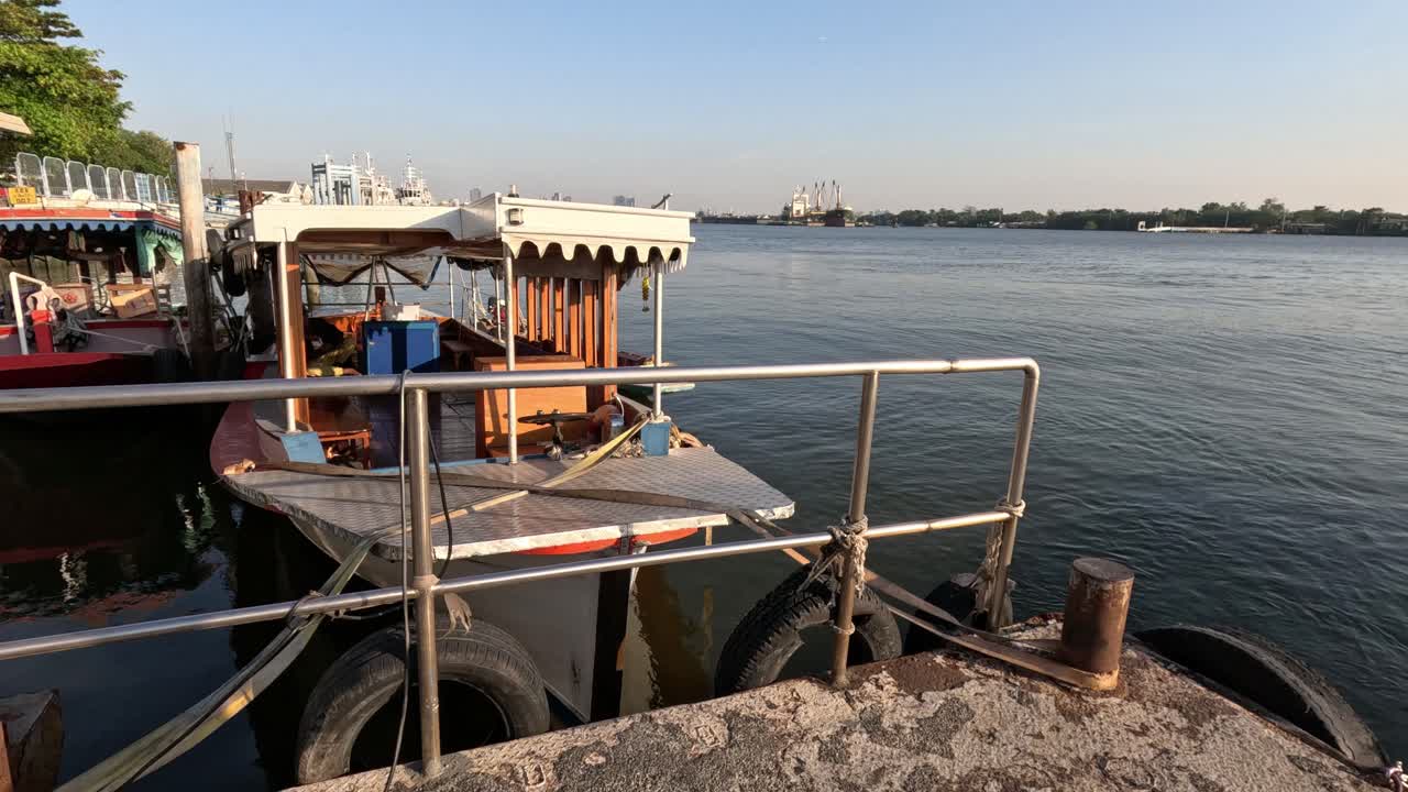 강변에 접근하고 정박하는 견인선