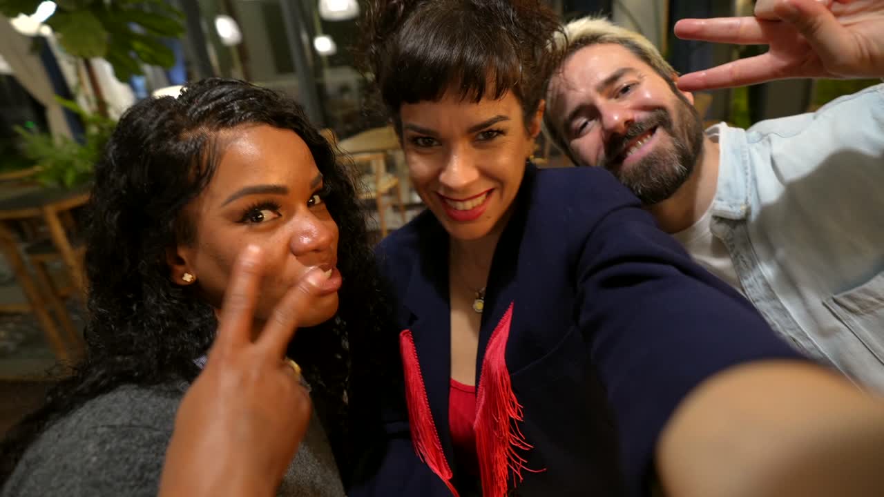 Selfie di gruppo di tre persone