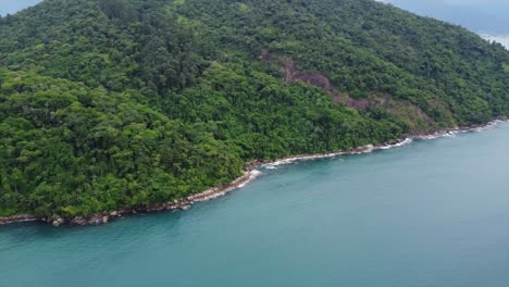 Pequeña-Playa-Aislada-Fuera-De-Una-Pequeña-Ciudad-Brasileña