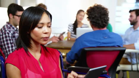 Animation-of-connected-profile-and-message-icons,-diverse-businesswoman-with-colleagues-in-office