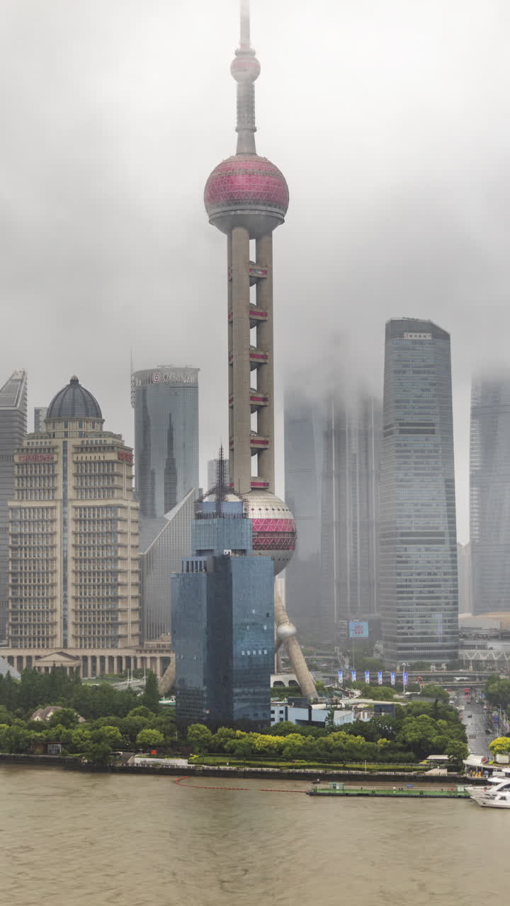 XANGAI, CHINA - 18 DE MAIO DE 2025 : Timelapse do horizonte da cidade de Xangai de um ponto de vista elevado à noite em formato vertical.