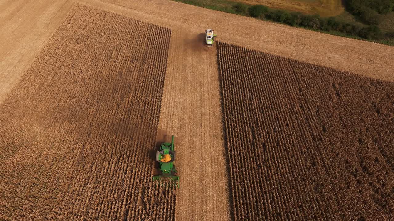 Vista aerea di un trattore per la raccolta del grano nella campagna di Štětí, Repubblica Ceca