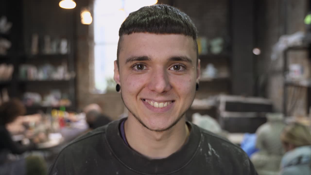 joven en un estudio de cerámica