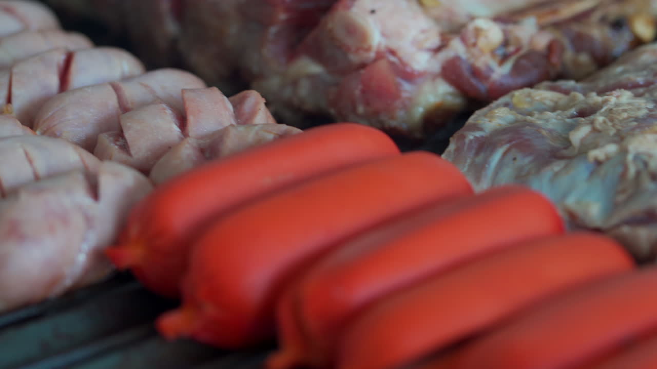 그릴 위의 갈비 초리조와 살치차