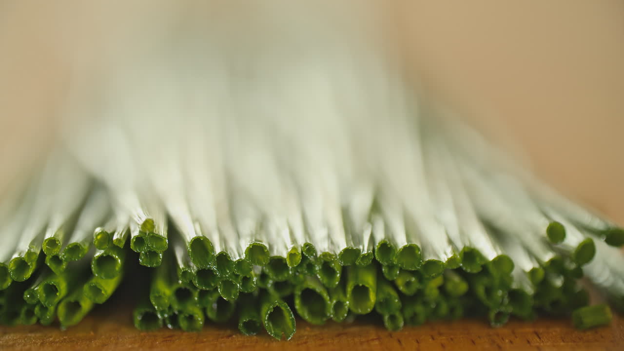 나무 절단 보드에 누워 신선한 향신료의 무리의 매크로 샷