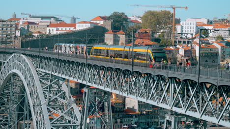 straßenbahn auf einer brücke in porto, portugal