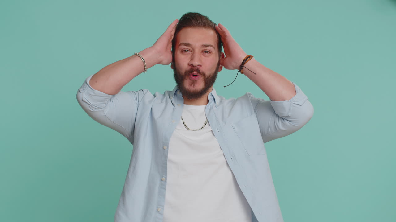 hombre asombrado emocionado sorpresa mirando a la cámara con grandes ojos, conmocionado por la repentina victoria wow emoción