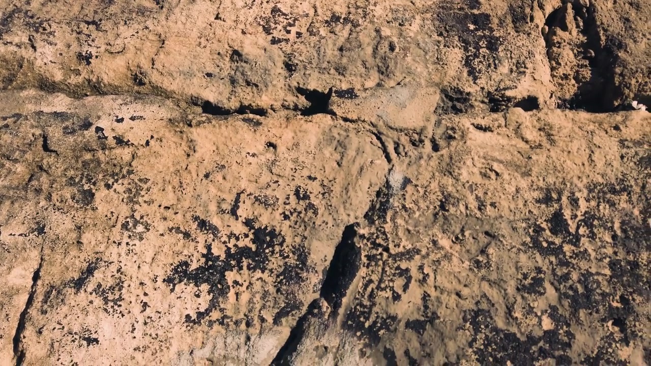 Antico muro medievale in pietra. Un elemento di architettura antica.