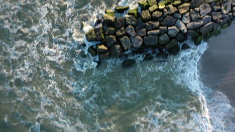 Eine-Drohne-Schoss-Abends-Direkt-über-Einen-Strand