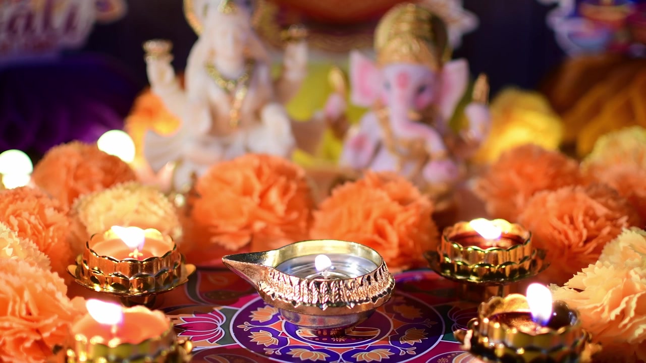 Lampada diya tradizionale che brucia durante la celebrazione del festival Diwali.