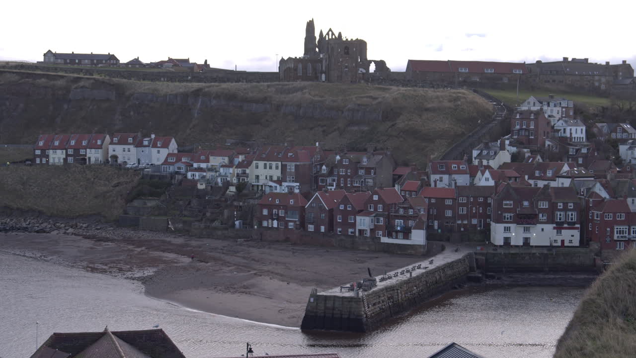 promontorio de la abadía de whitby, páramos del norte de york, tiro estático, sol temprano en la mañana costa del patrimonio del norte de yorkshire, bmpcc 4k prores 422 clip 13