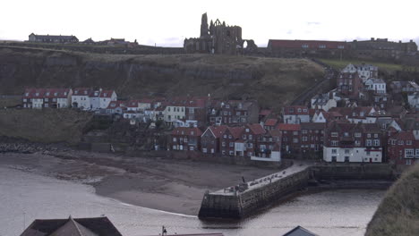 Whitby-Abbey-Headland,-North-York-Moors,-Statische-Aufnahme,-Frühmorgendlicher-Sonnenschein,-North-Yorkshire-Heritage-Coast,-Bmpcc-4k-Prores-422-Clip-13