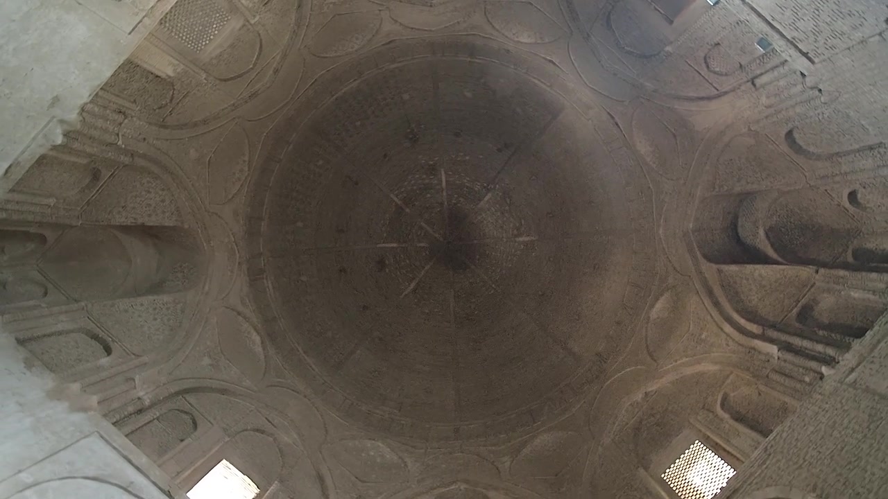 Intrincado Techo de Cúpula de Piedra de un Antiguo Edificio Histórico