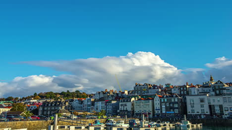 Toma-De-Timelapse-De-Edificios-A-Lo-Largo-Del-Puerto-De-San-Peter,-Guernsey,-Islas-Del-Canal,-Reino-Unido-En-Un-Día-Nublado-De-Verano