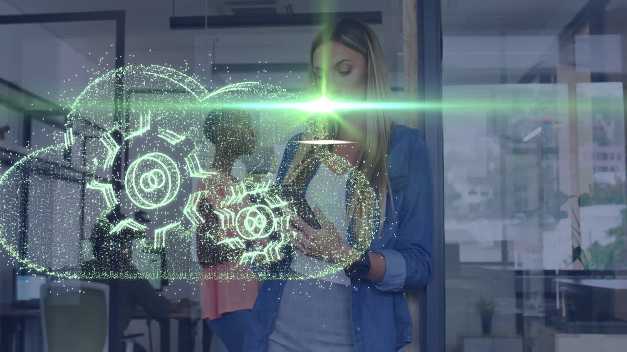 animación de procesamiento de datos con nube y engranajes sobre mujer de negocios caucásica en la oficina