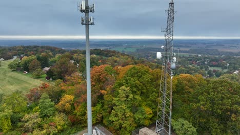 Aufsteigende-Luftaufnahme-Von-Mobilfunkmasten-Im-Ländlichen-Amerika-Im-Herbst