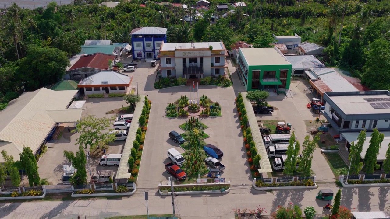 Symmetrisk droneoptagelse, der trækker sig tilbage fra Inabanga Rådhus' område og parkeringsplads, Bohol, Filippinerne