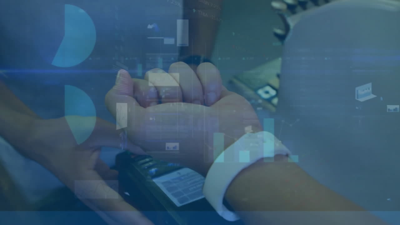 animación de procesamiento de datos sobre hombre caucásico pagando con reloj inteligente